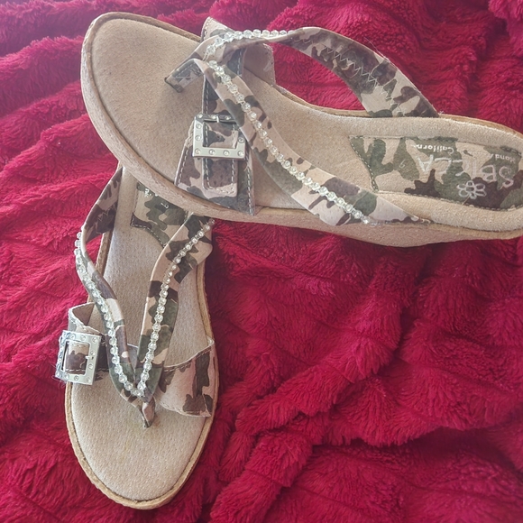 Sbicca camo wedge flip-flop - Picture 3 of 3